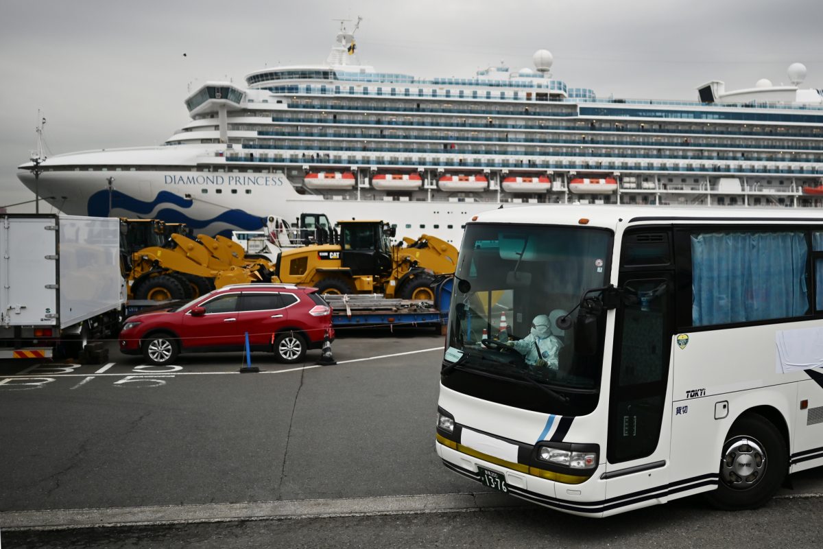 Noticia: Transfieren a tierra a primeros pasajeros de crucero en cuarentena en Japón Transfieren a tierra a primeros pasajeros de crucero en cuarentena en Japón