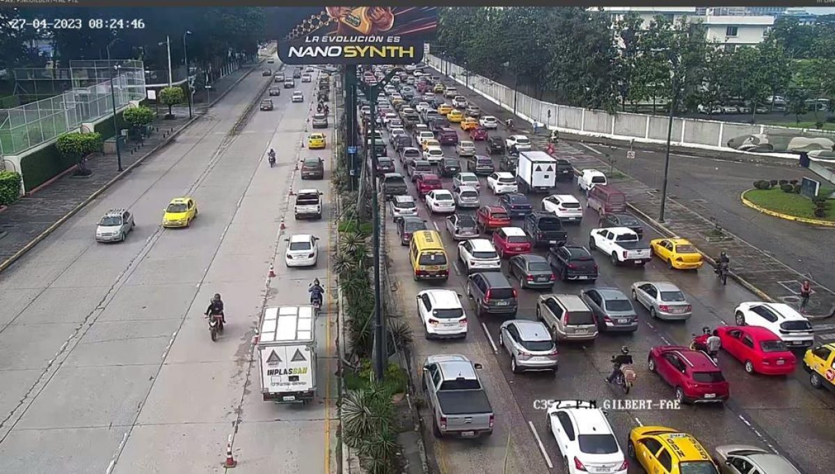 Noticia: Congestión vehicular en Av. Pedro Menéndez Gilbert debido a un incendio Congestión vehicular en Av. Pedro Menéndez Gilbert debido a un incendio
