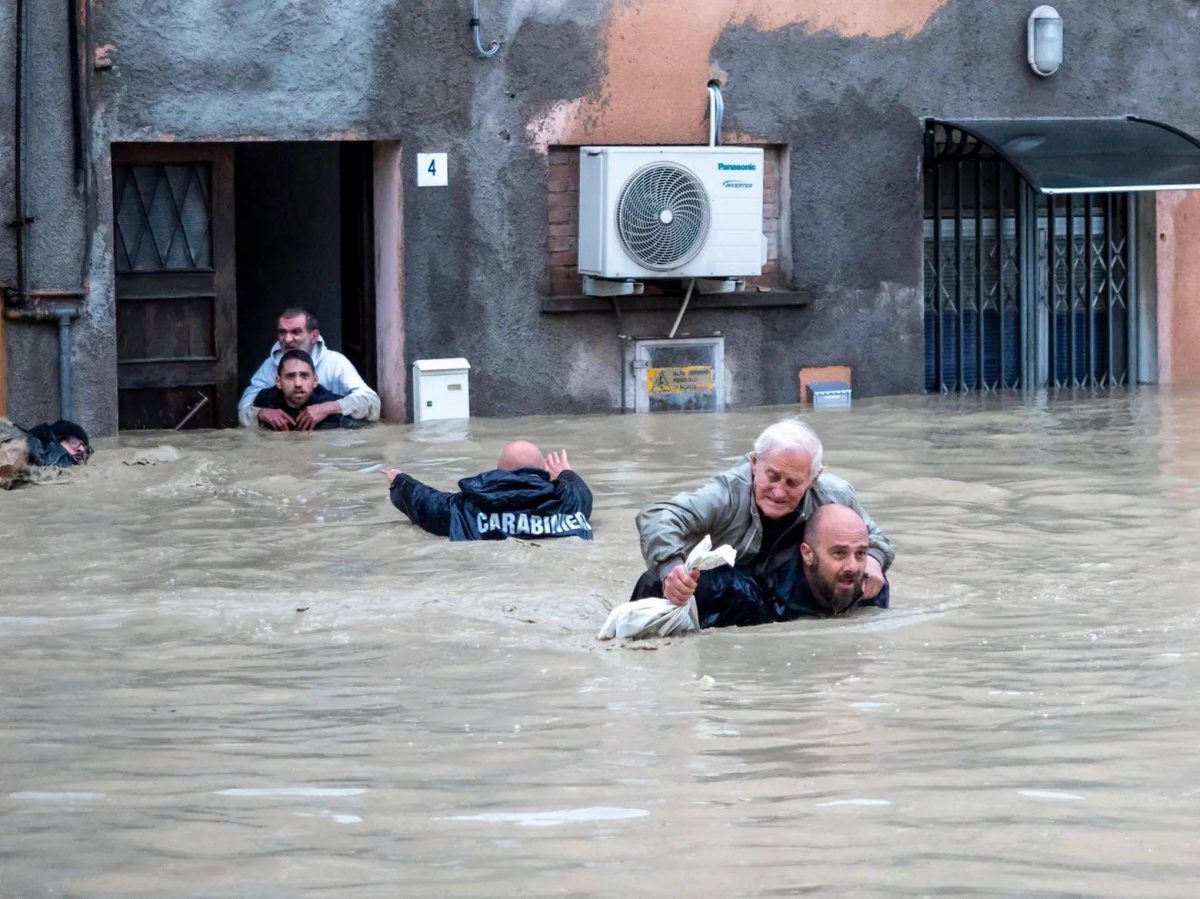 Noticia: 14 fallecidos y 15.000 evacuados por las inundaciones en Italia 14 fallecidos y 15.000 evacuados por las inundaciones en Italia