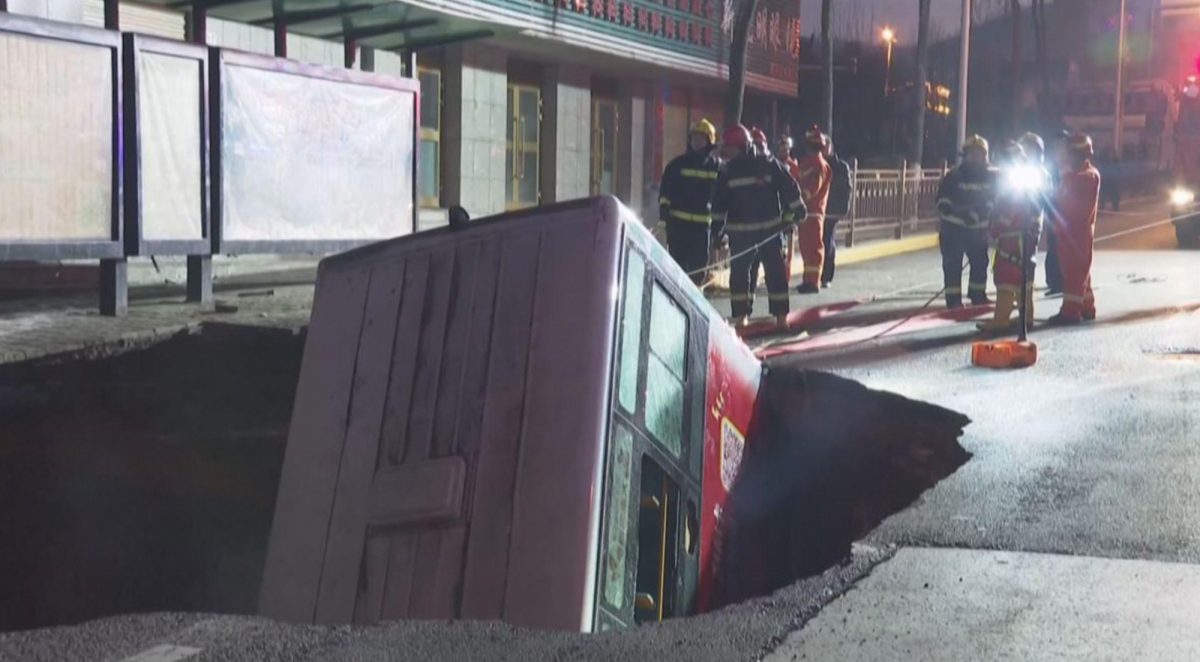 Noticia: VIDEO | Gigantesco socavón 'se traga' un autobús y deja varios muertos en China VIDEO | Gigantesco socavón 'se traga' un autobús y deja varios muertos en China