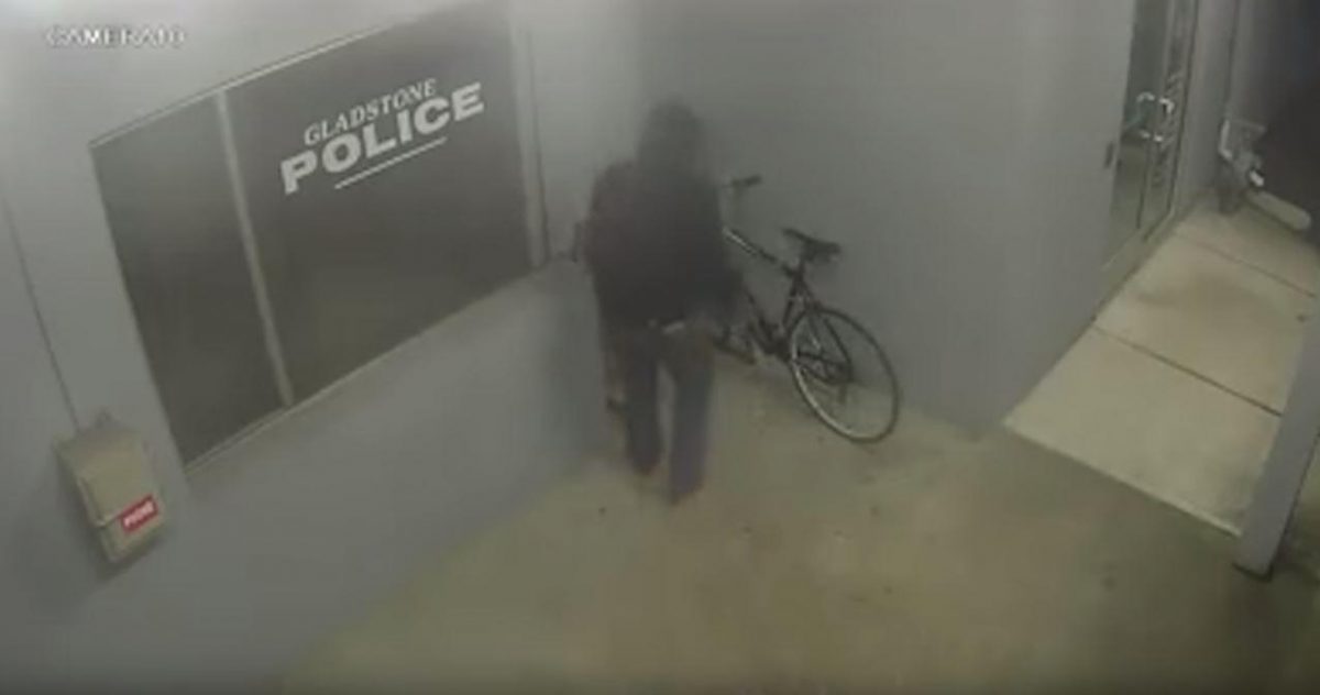 Noticia: VIDEO: intentó robar bicicleta en una estación de policía y fue arrestado al instante VIDEO: intentó robar bicicleta en una estación de policía y fue arrestado al instante