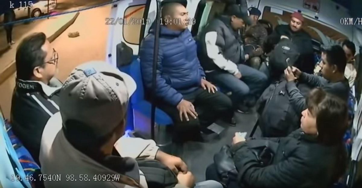 Noticia: VIDEO: sarcástico consejo que dio un delincuente a las personas que asaltó con pistola en mano VIDEO: sarcástico consejo que dio un delincuente a las personas que asaltó con pistola en mano