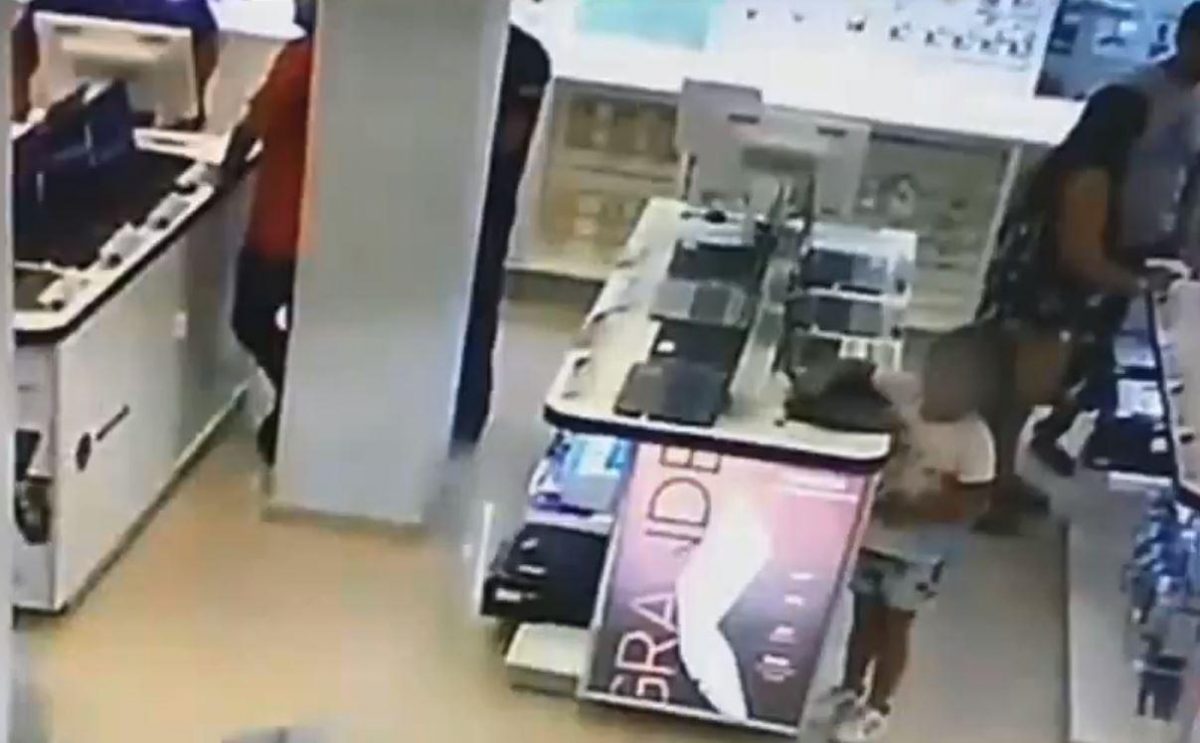 Noticia: VIDEO: usaba a su pequeña hija para robar, ambas fueron detenidas VIDEO: usaba a su pequeña hija para robar, ambas fueron detenidas