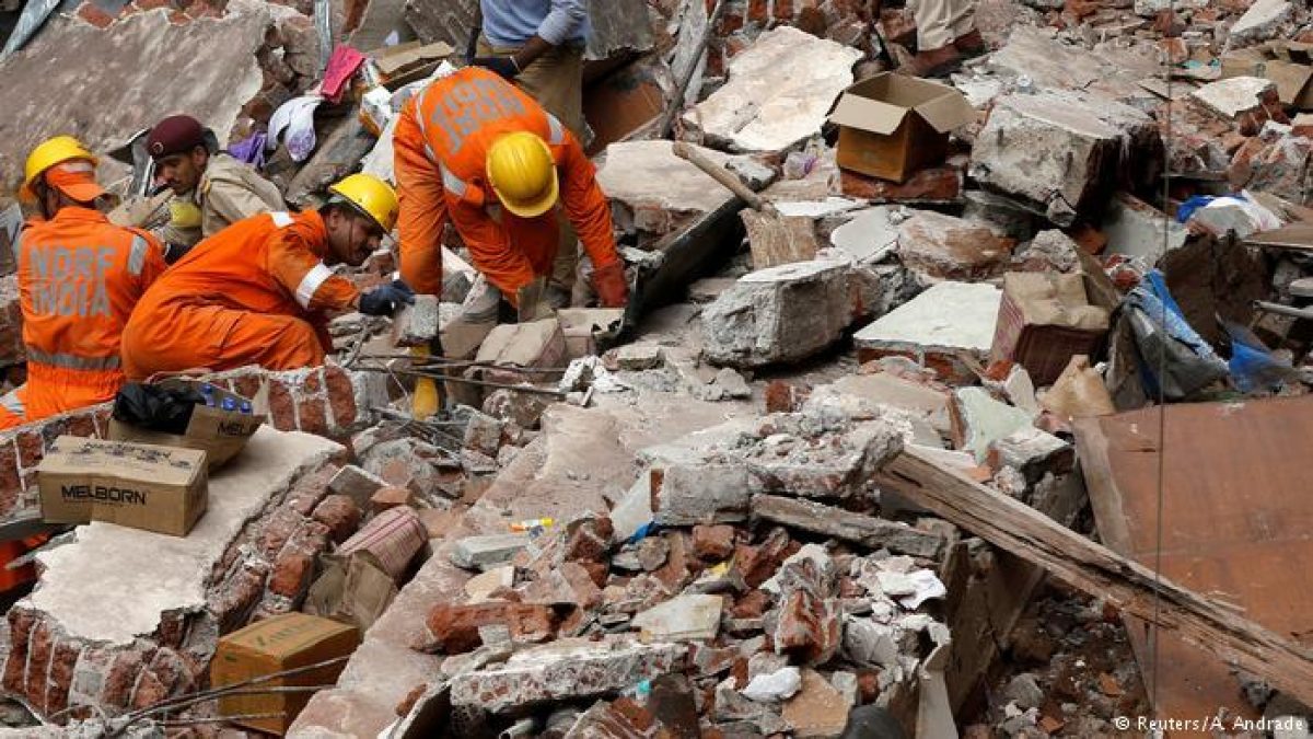 Noticia: Más de 100 personas quedan atrapadas tras derrumbe de edificio en la India Más de 100 personas quedan atrapadas tras derrumbe de edificio en la India