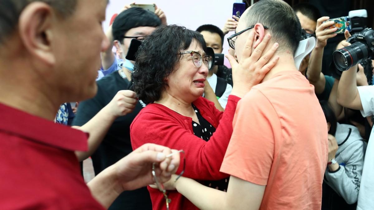 Noticia: Hombre que fue secuestrado cuando era bebe encuentra a sus padres biológicos 32 años después Hombre que fue secuestrado cuando era bebe encuentra a sus padres biológicos 32 años después