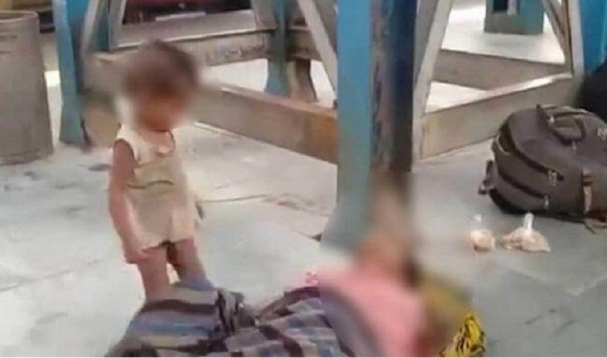 Noticia: Crisis en India: Una mujer muere en una estación de trenes y su hijo intenta despertarla Crisis en India: Una mujer muere en una estación de trenes y su hijo intenta despertarla