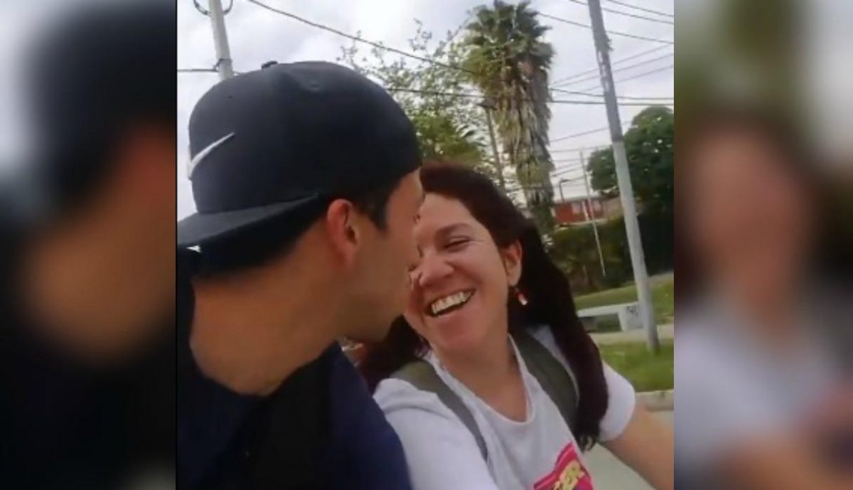 Noticia: VIDEO: Sufren accidente porque querían darse un beso en bicicleta VIDEO: Sufren accidente porque querían darse un beso en bicicleta