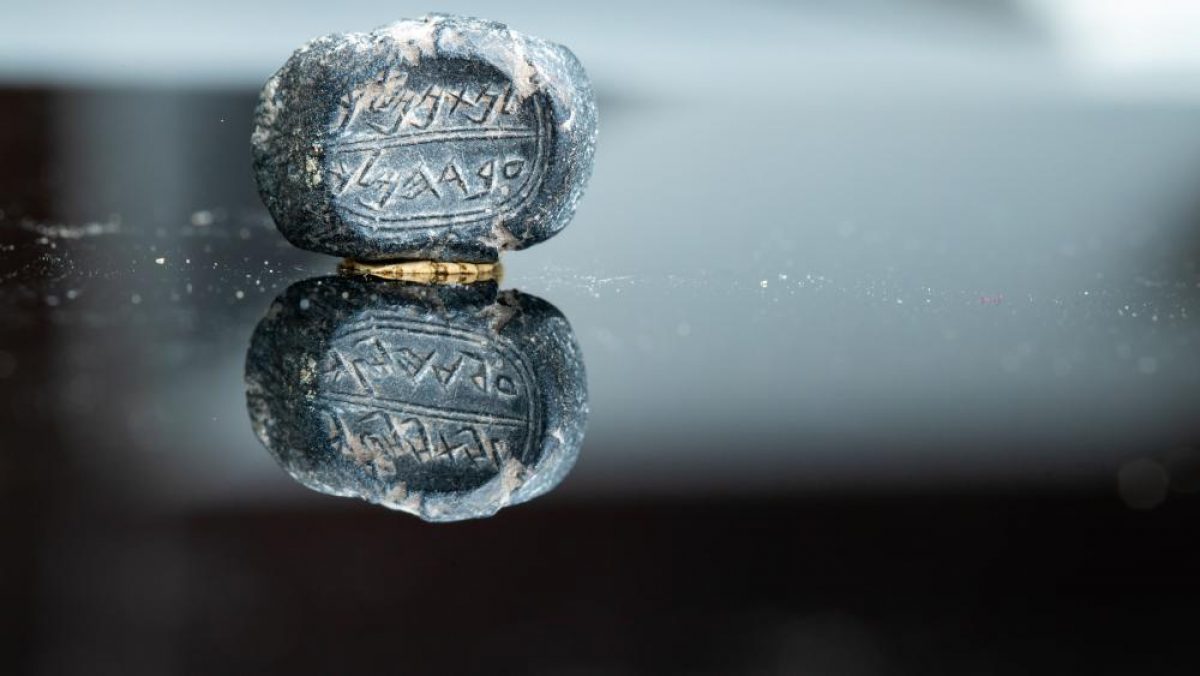 Noticia: Hallan en Jerusalén un sello de 2.600 años perteneciente a una figura de la Biblia Hallan en Jerusalén un sello de 2.600 años perteneciente a una figura de la Biblia