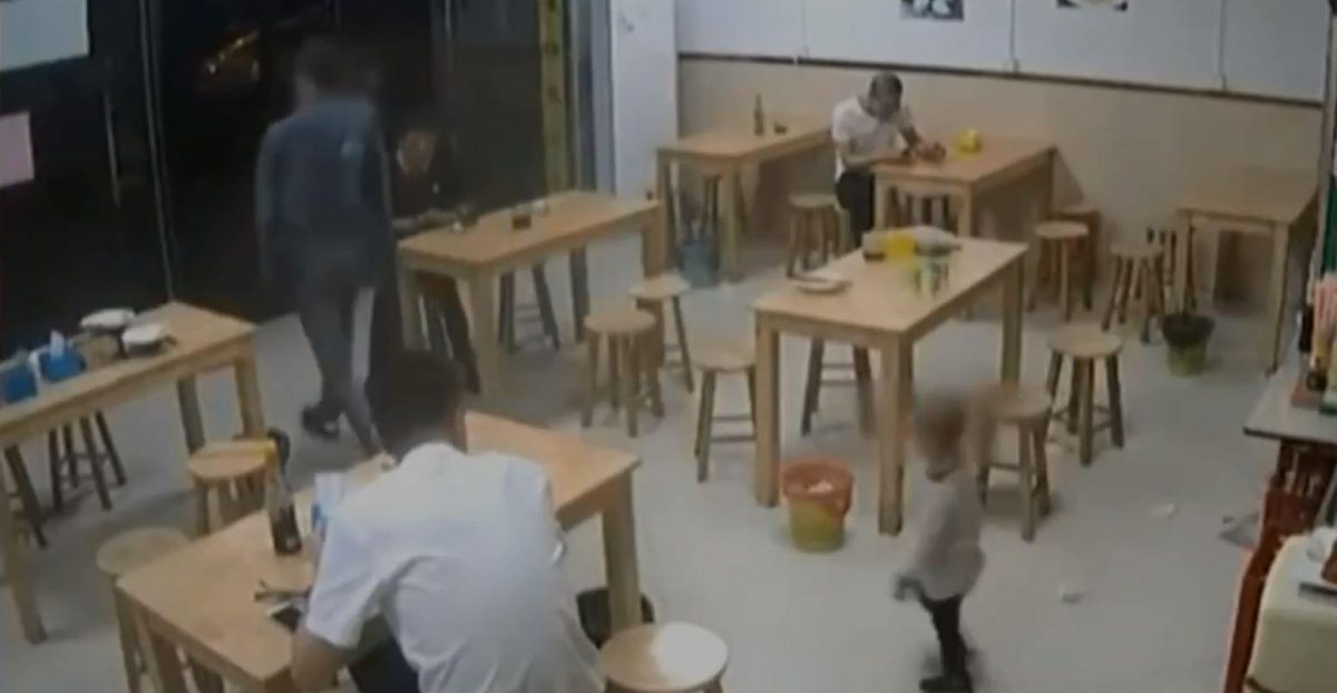 Noticia: VIDEO: dejó a su hija como garantía en restaurante porque no podía pagar la cuenta VIDEO: dejó a su hija como garantía en restaurante porque no podía pagar la cuenta