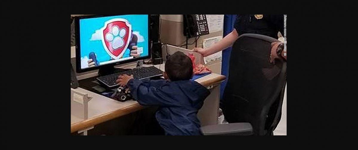 Noticia: Un niño de 3 años fue encontrado solo y llorando por la Patrulla Fronteriza de EE.UU. Un niño de 3 años fue encontrado solo y llorando por la Patrulla Fronteriza de EE.UU.