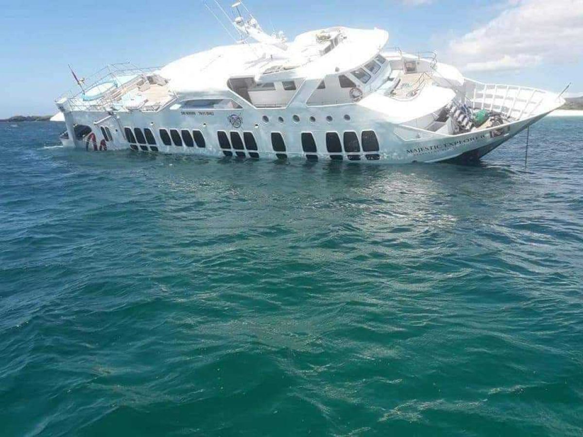 Noticia: FOTOS | Naufragio de un buque en Galápagos: 26 personas fueron rescatadas FOTOS | Naufragio de un buque en Galápagos: 26 personas fueron rescatadas