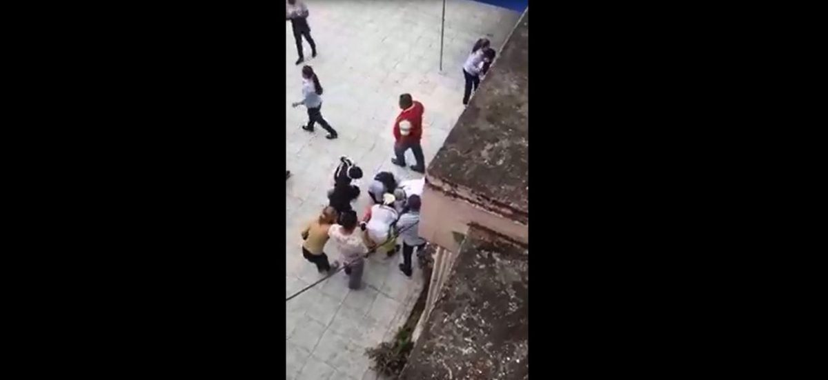 Noticia: VIDEO | Asesinan a padre de familia y hieren a dos niños dentro de una escuela VIDEO | Asesinan a padre de familia y hieren a dos niños dentro de una escuela