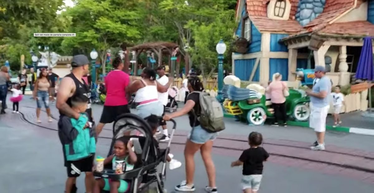 Noticia: VIDEO IMPACTANTE | Familia se va de golpes en una parque temático de Disney VIDEO IMPACTANTE | Familia se va de golpes en una parque temático de Disney