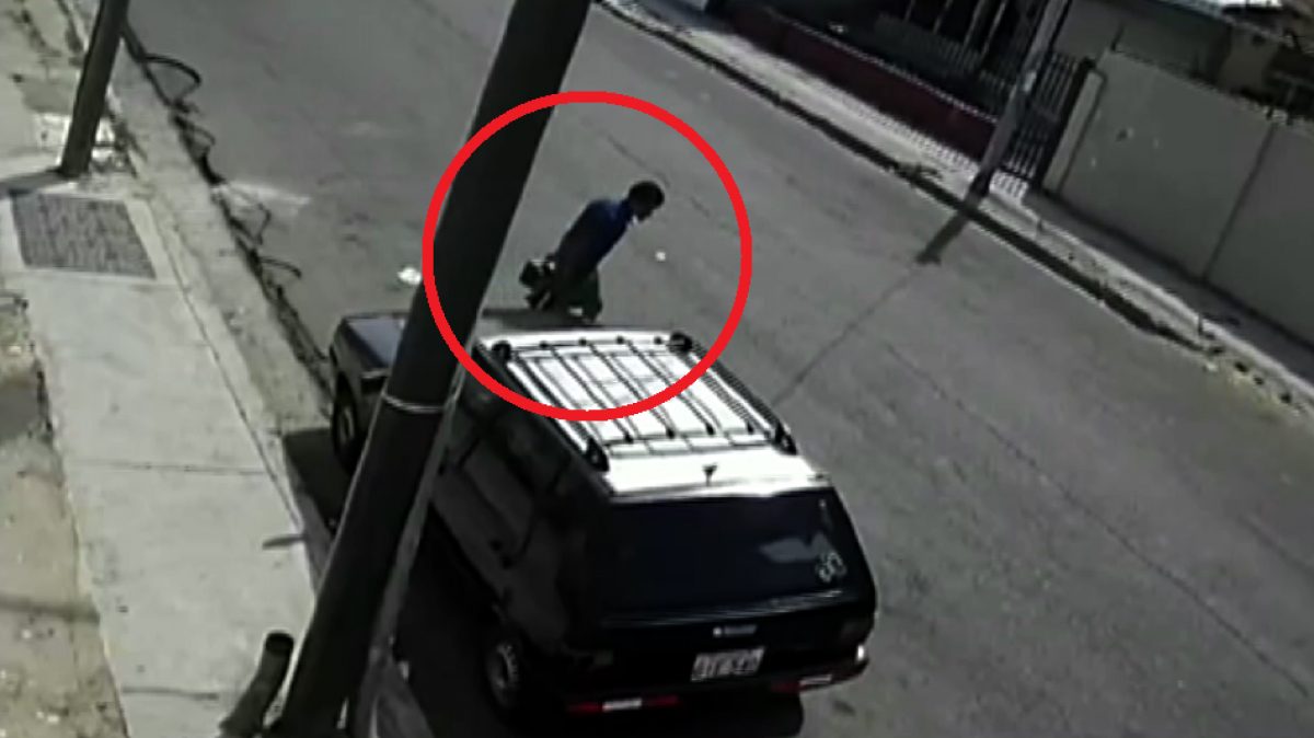 Noticia: Captan en Guayaquil el robo de una batería de auto en cuestión de minutos Captan en Guayaquil el robo de una batería de auto en cuestión de minutos