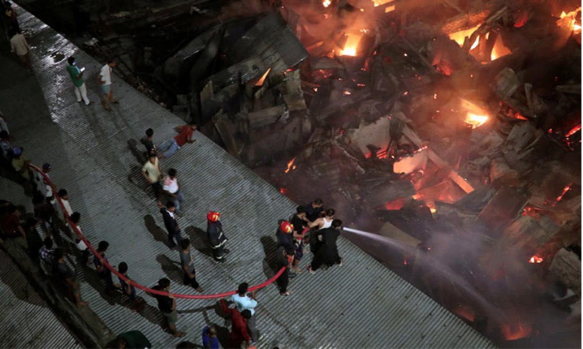 Noticia: Incendio en Bangladesh deja sin hogar a 50 mil personas Incendio en Bangladesh deja sin hogar a 50 mil personas