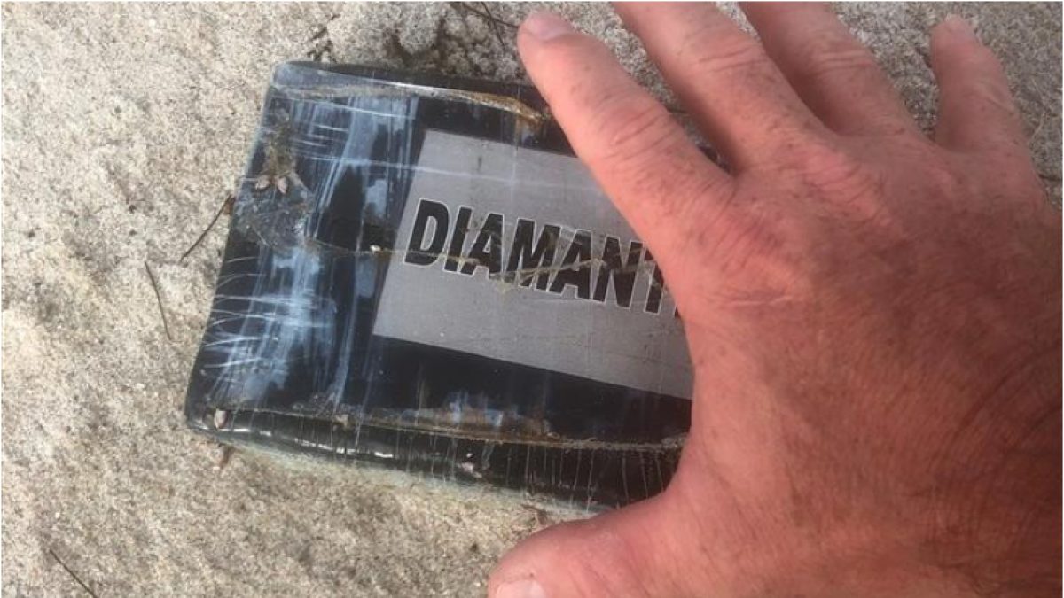 Noticia: Los paquetes sospechosos que las marejadas de Dorian arrastraron hasta la costa de Florida Los paquetes sospechosos que las marejadas de Dorian arrastraron hasta la costa de Florida