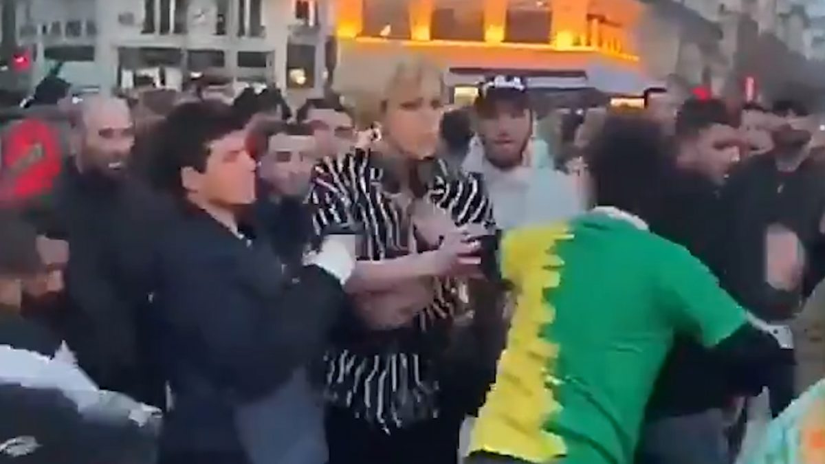 Noticia: VIDEO: indignación por agresión a una mujer transgénero en París VIDEO: indignación por agresión a una mujer transgénero en París