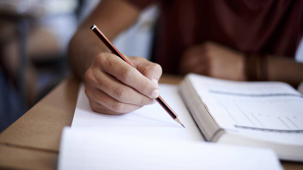 Noticia: ¡POR AMOR! Joven se viste de mujer para hacer examen de su novia y lo atrapan ¡POR AMOR! Joven se viste de mujer para hacer examen de su novia y lo atrapan
