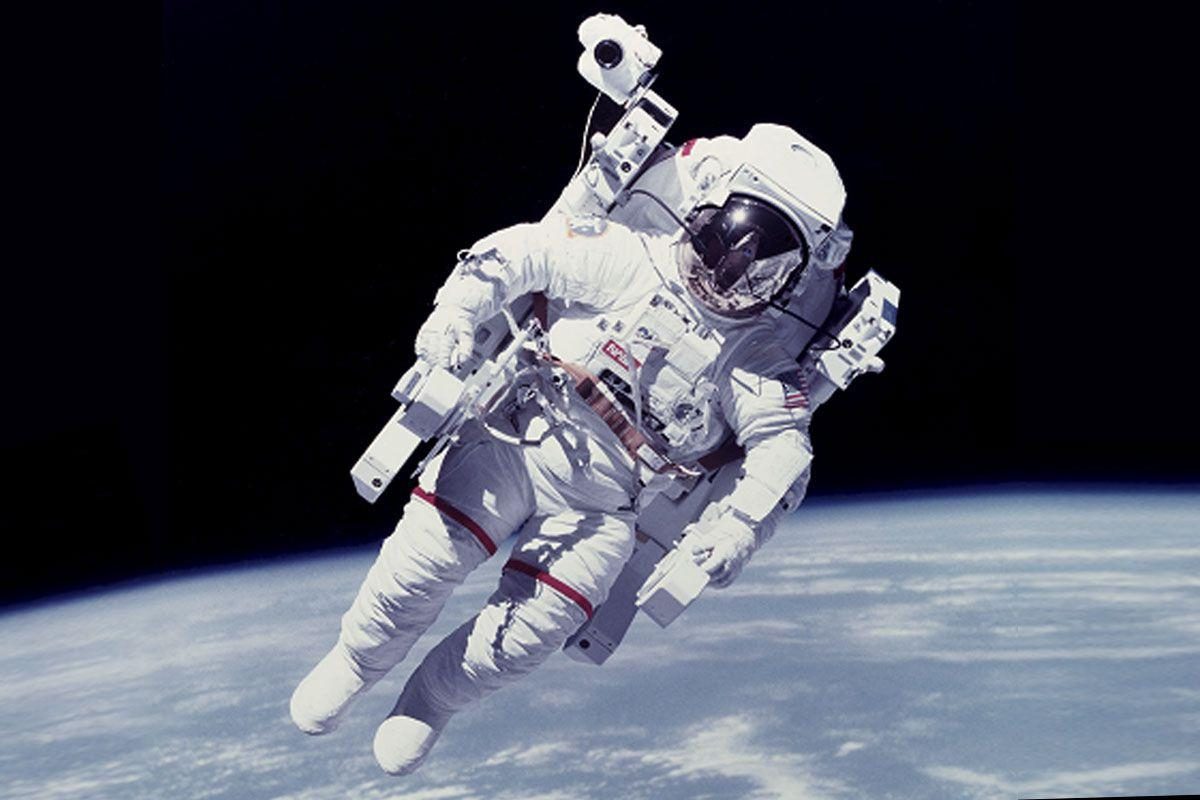 Noticia: Astronautas: ¿Por qué su traje es blanco y naranja? Astronautas: ¿Por qué su traje es blanco y naranja?