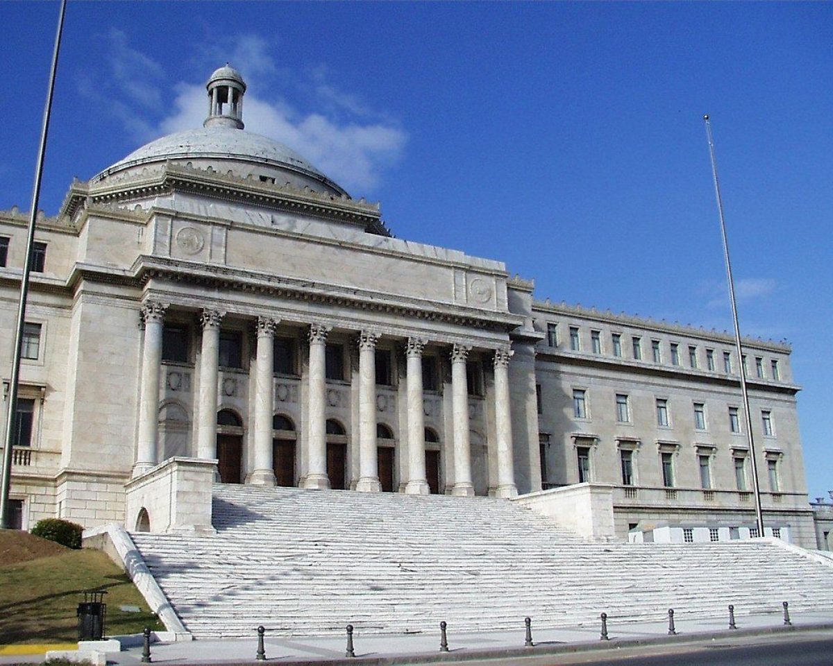 Noticia: Capitolio de Puerto Rico fue desalojado por amenaza de bomba Capitolio de Puerto Rico fue desalojado por amenaza de bomba