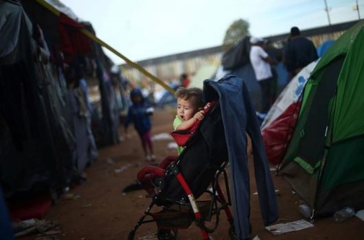 Noticia: El gobierno entrante de AMLO acepta albergar a migrantes de la caravana en México El gobierno entrante de AMLO acepta albergar a migrantes de la caravana en México