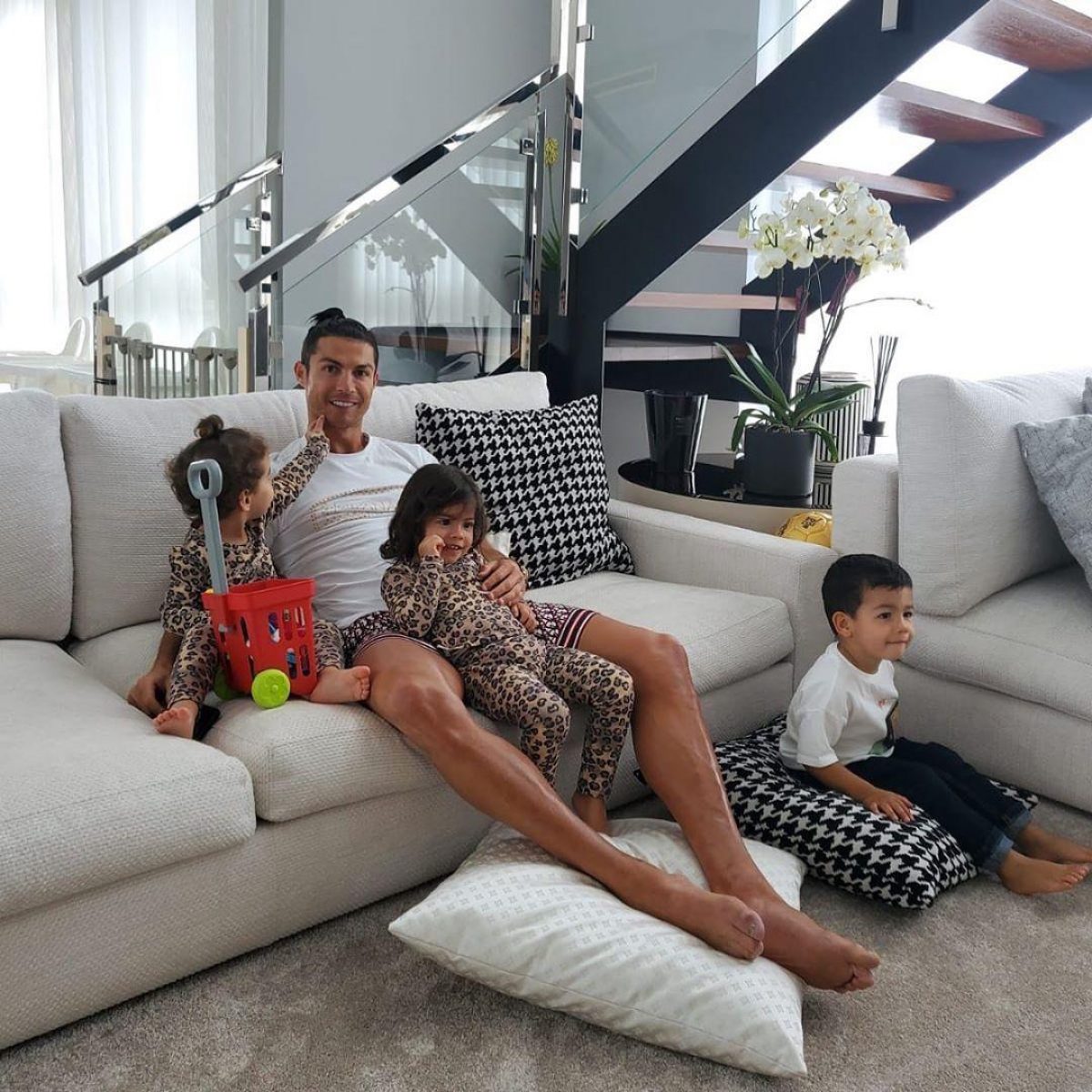 Noticia: VIDEOS: Cristiano Ronaldo muestra cómo pasa la cuarentena en su casa VIDEOS: Cristiano Ronaldo muestra cómo pasa la cuarentena en su casa