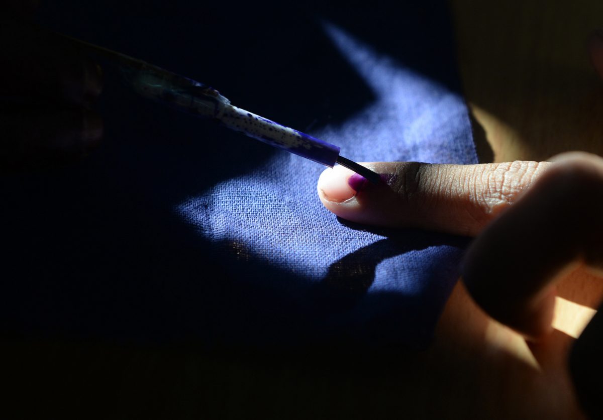 Un hombre se corta un dedo en India tras haberse equivocado en su voto TC Televisión Un hombre se corta un dedo en India tras haberse equivocado en su voto TC Televisión