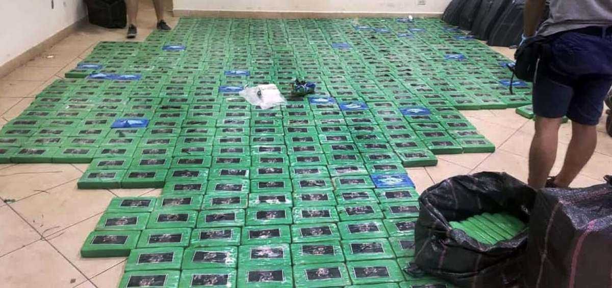 Noticia: Más de 3.200 bloques de drogas fueron encontrados en Guayaquil. Más de 3.200 bloques de drogas fueron encontrados en Guayaquil.