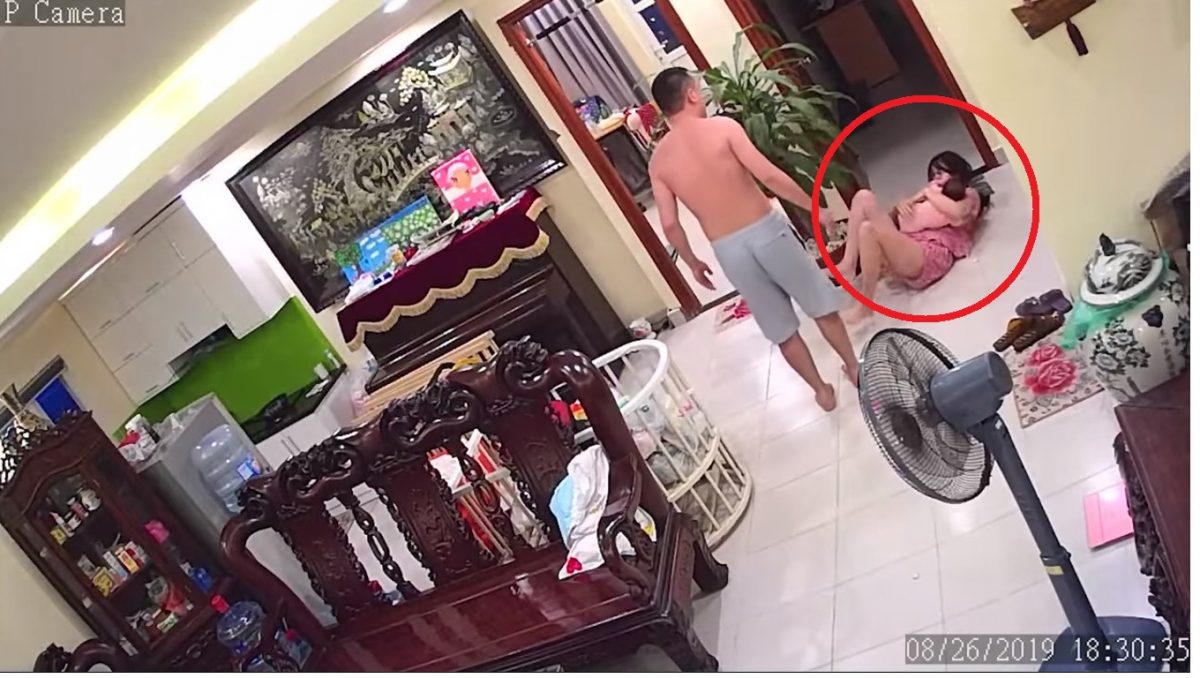 Noticia: VIDEO | Golpea a su esposa con su hijo recién nacido en brazos porque le movió el televisor VIDEO | Golpea a su esposa con su hijo recién nacido en brazos porque le movió el televisor
