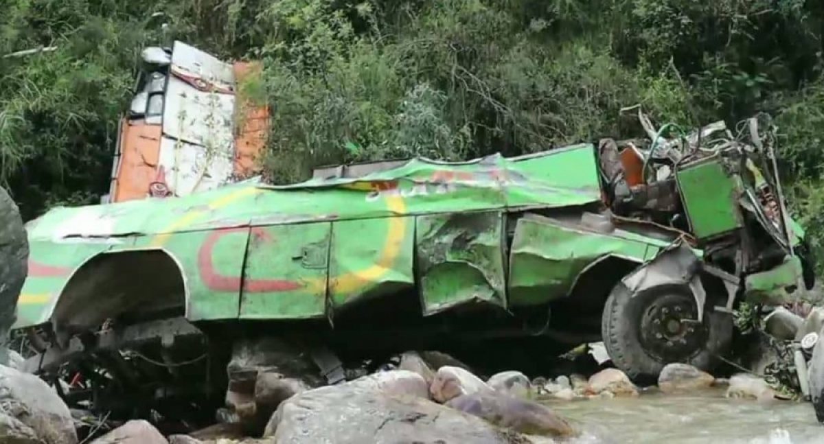 Noticia: Accidente de bus deja 44 muertos al caer de un barranco Accidente de bus deja 44 muertos al caer de un barranco