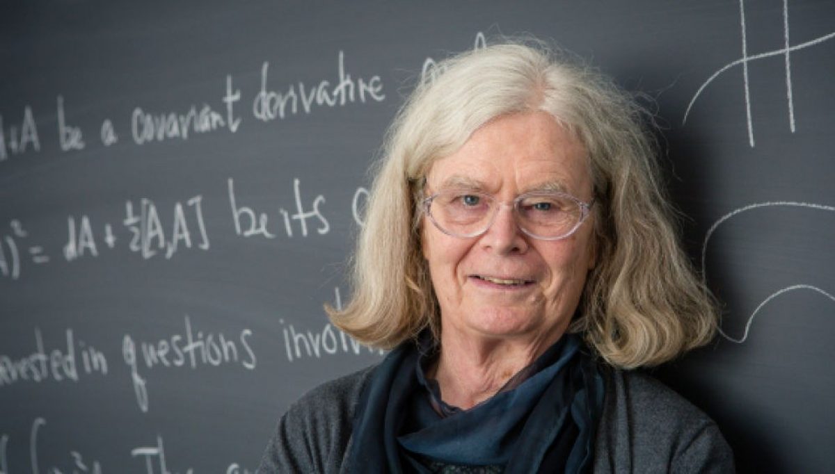 Noticia: Karen Uhlenbeck se convierte en la primera mujer en recibir el 'Nobel' de Matemáticas Karen Uhlenbeck se convierte en la primera mujer en recibir el 'Nobel' de Matemáticas