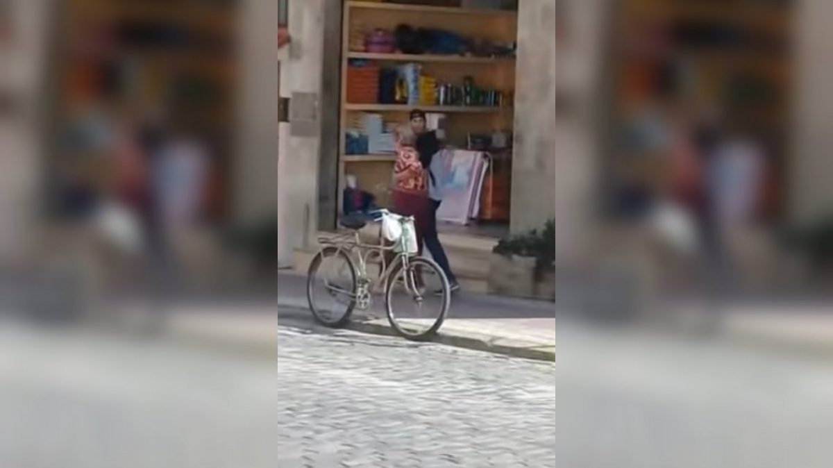 Noticia: VIDEO: policía es aplaudido por matar a sujeto que tenía de rehén a anciana VIDEO: policía es aplaudido por matar a sujeto que tenía de rehén a anciana