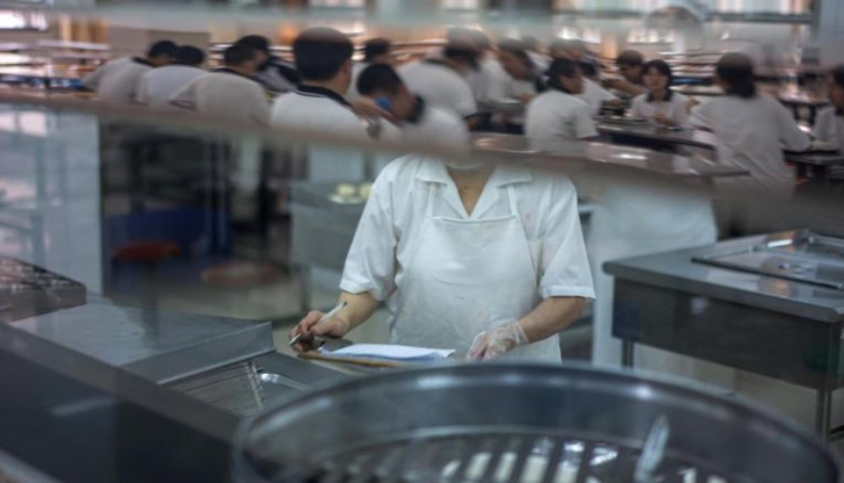 Noticia: Maestra es acusada de envenenar a 23 niños en China Maestra es acusada de envenenar a 23 niños en China