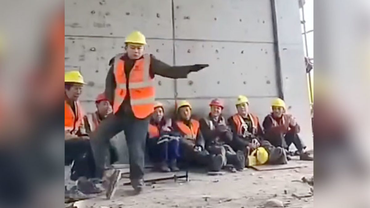 Noticia: VIDEO: Michael Jackson 'reencarnado' en un constructor VIDEO: Michael Jackson 'reencarnado' en un constructor