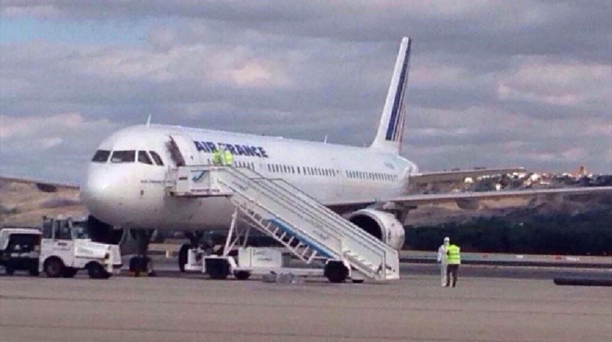 Noticia: Hallan a un niño muerto en el tren de aterrizaje de un avión en París Hallan a un niño muerto en el tren de aterrizaje de un avión en París