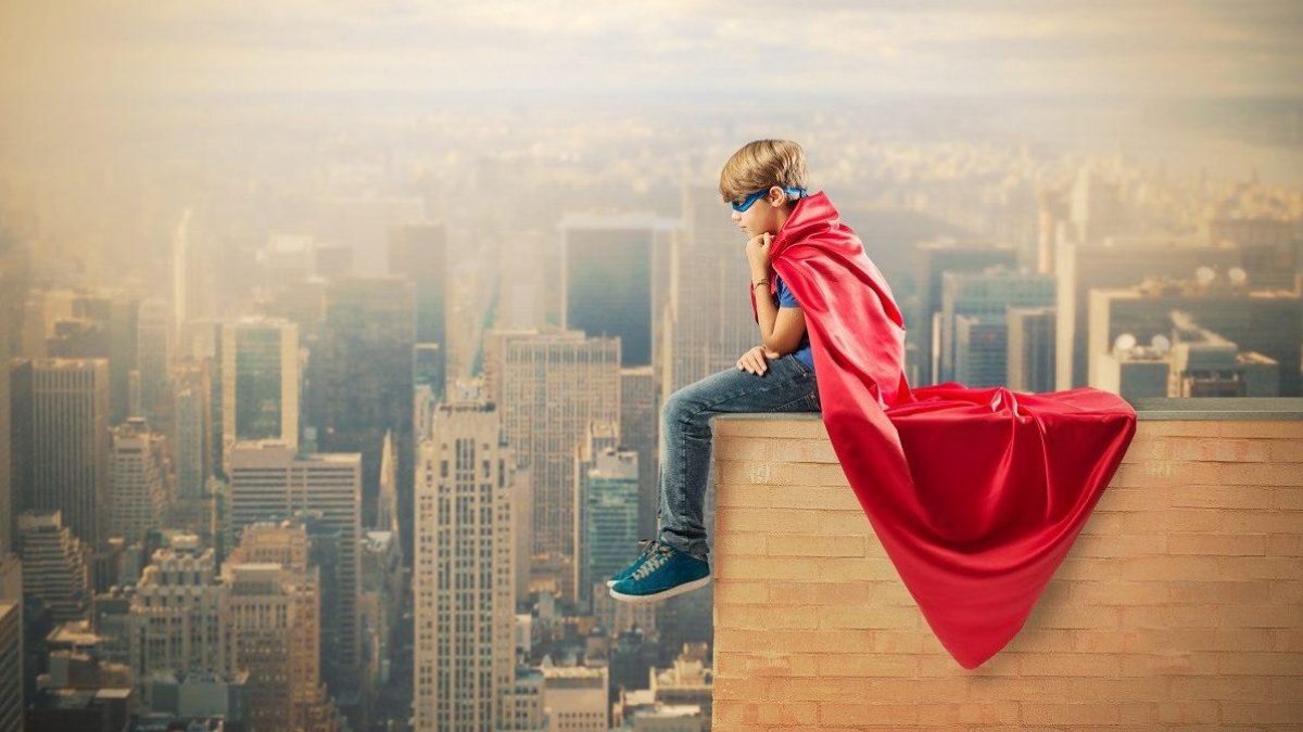 Noticia: Un niño disfrazado de súperhéroe cae de un décimo piso y muere Un niño disfrazado de súperhéroe cae de un décimo piso y muere
