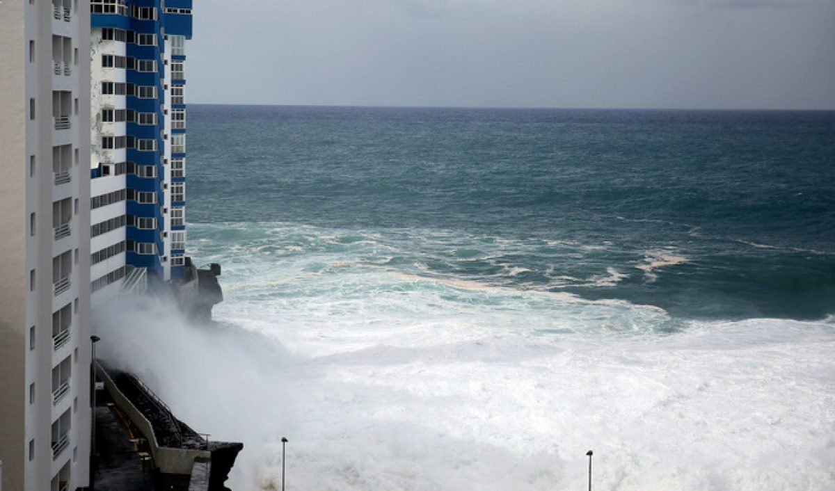 Noticia: VIDEO: Olas de hasta 6 metros de altura destrozan apartamentos en España VIDEO: Olas de hasta 6 metros de altura destrozan apartamentos en España
