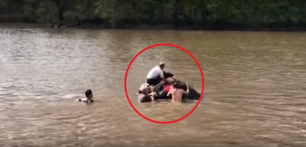 Noticia: Rescatan a mujer justo antes de que su auto se hunda en un río Rescatan a mujer justo antes de que su auto se hunda en un río