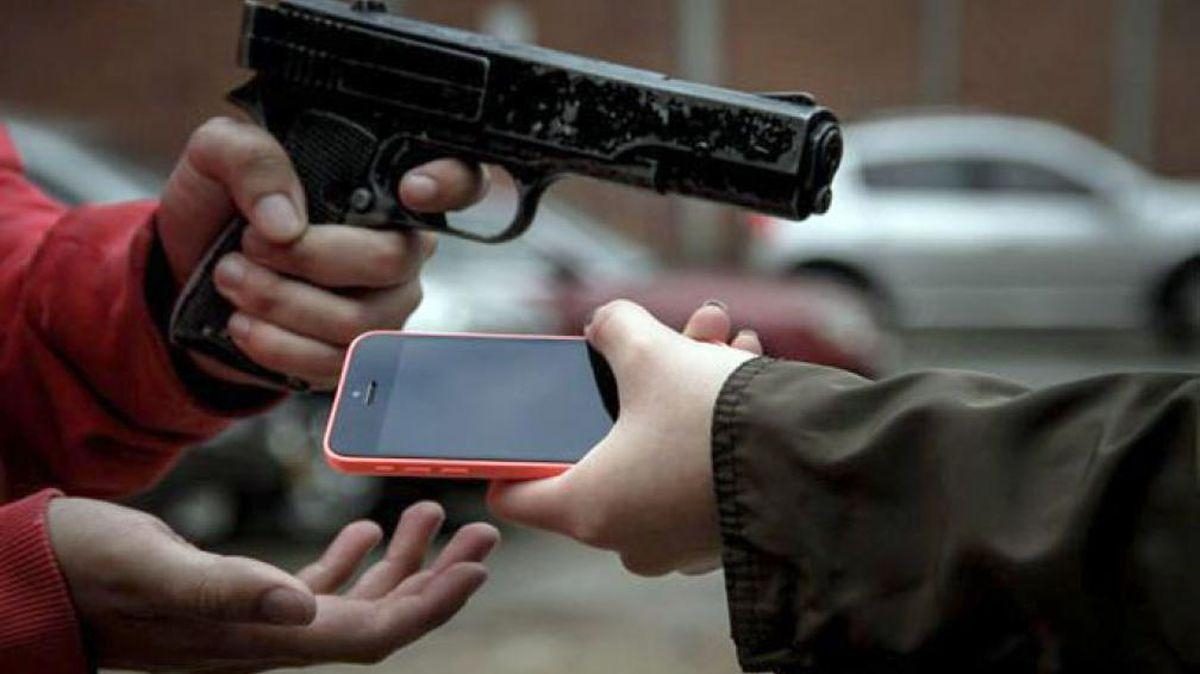 Noticia: VIDEO: robó celular, lo detuvieron, y su mamá fue a la comisaría a darle una paliza VIDEO: robó celular, lo detuvieron, y su mamá fue a la comisaría a darle una paliza