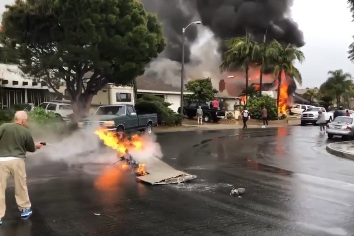 Noticia: VIDEO | Un avión se estrelló en un barrio de California VIDEO | Un avión se estrelló en un barrio de California