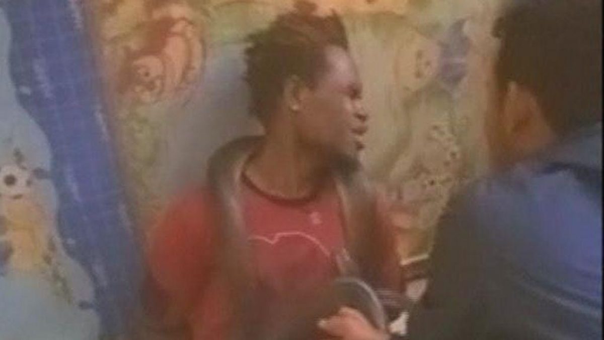 Noticia: VIDEO | Policías usan una serpiente para interrogar a un hombre VIDEO | Policías usan una serpiente para interrogar a un hombre