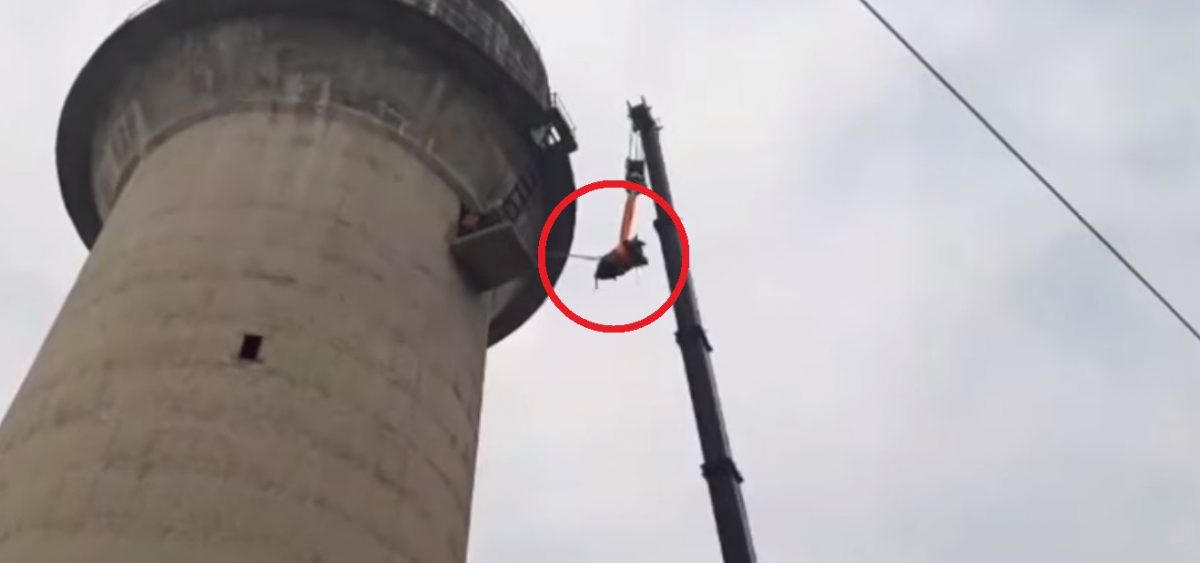 Noticia: VIDEO | ¿Cómo llegó ahí? Rescatan a toro desde lo alto de una torre de agua VIDEO | ¿Cómo llegó ahí? Rescatan a toro desde lo alto de una torre de agua