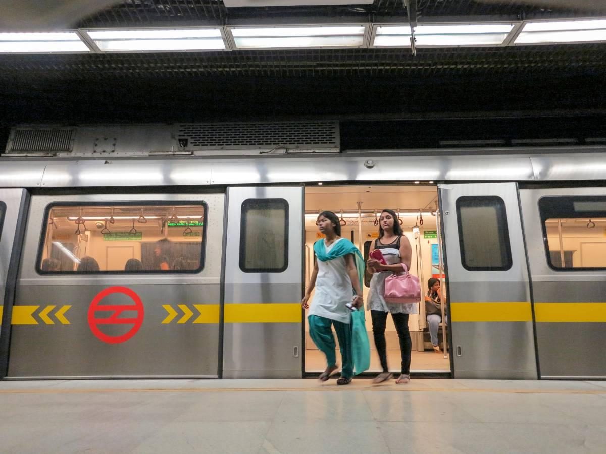 Noticia: Nueva Delhi ofrece transporte público gratis para 850.000 mujeres Nueva Delhi ofrece transporte público gratis para 850.000 mujeres