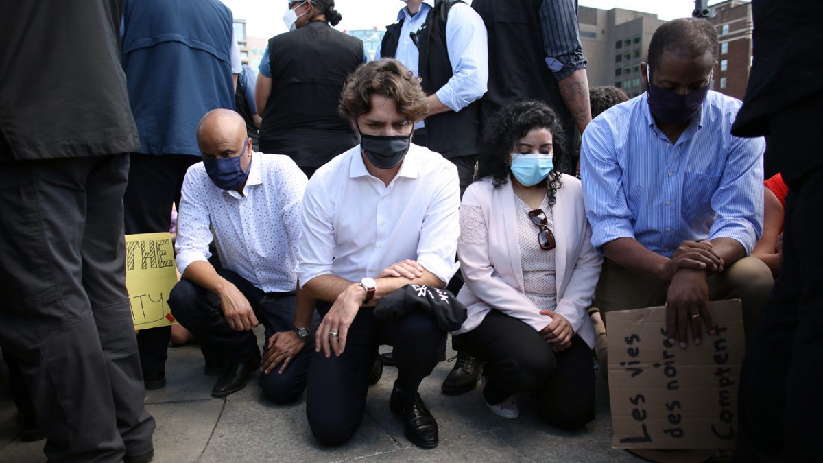 Noticia: El primer ministro de Canadá participó en una manifestación por la brutalidad policial y en contra del racismo El primer ministro de Canadá participó en una manifestación por la brutalidad policial y en contra del racismo