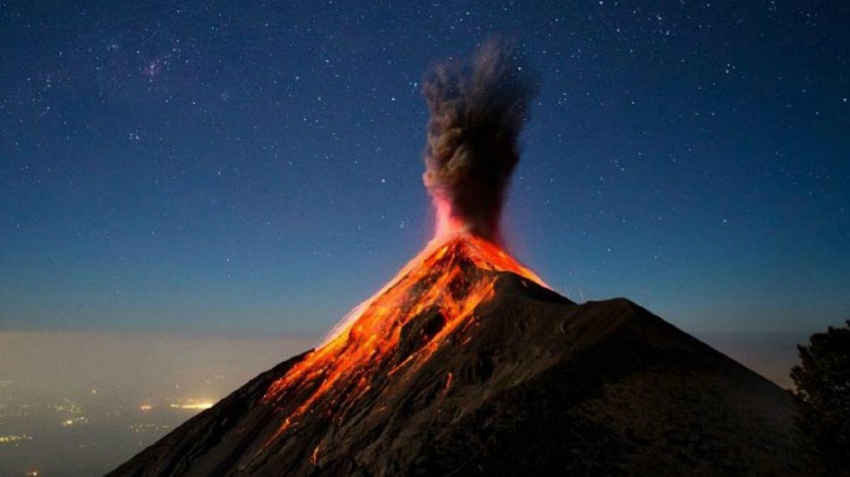 Noticia: Las nuevas explosiones del volcán de Fuego de Guatemala levantaron una columna de ceniza a 5.200 metros de altura Las nuevas explosiones del volcán de Fuego de Guatemala levantaron una columna de ceniza a 5.200 metros de altura