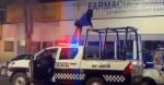 VIDEO | Joven baila reggaeton encima de un carro de la policía