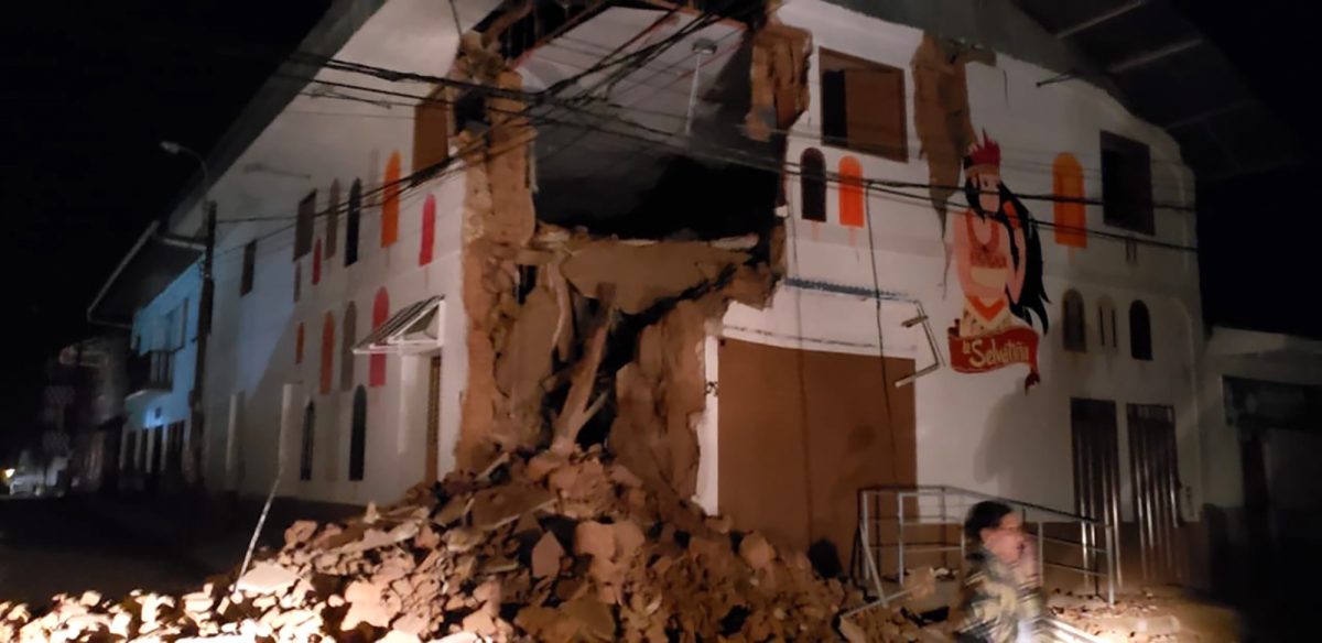 Imagen del Departamento de Bomberos de Perú que muestra una casa dañada por un terremoto de 8.0 en Yurimaguas, Perú. (AFP)