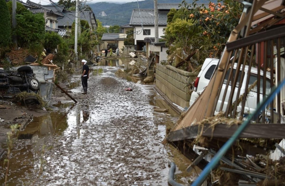 Rescatistas en Japón trabajaron para buscar sobrevientes en las zonas arrasadas por el ciclón. (Photo by Kazuhiro NOGI / AFP)