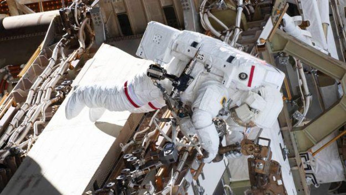 Anne McClain durante su caminata espacial del 22 de marzo. La astronauta, junto a Nick Hague, colocó nuevas baterías de iones de litio