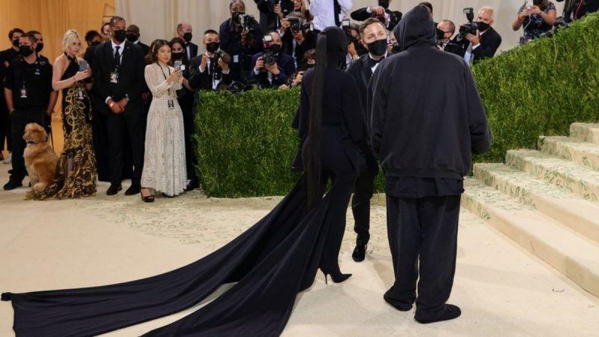 La empresaria estaba acompañada por un hombre, que se cree que es el diseñador Demna Gvasalia, quien también estaba vestido completamente de negro. Foto: GETTY IMAGES.